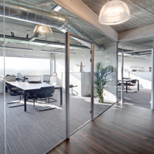 Bibliothèque et rangements en bois réalisés sur mesure.