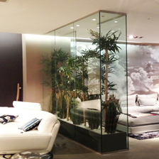 Décor en verre sur mesure dans un salon contemporain