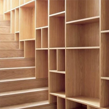 Bibliothèque et rangements en bois réalisés sur mesure.